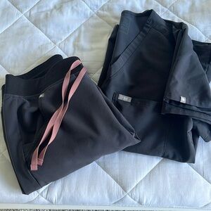 FIGS charcoal scrub set